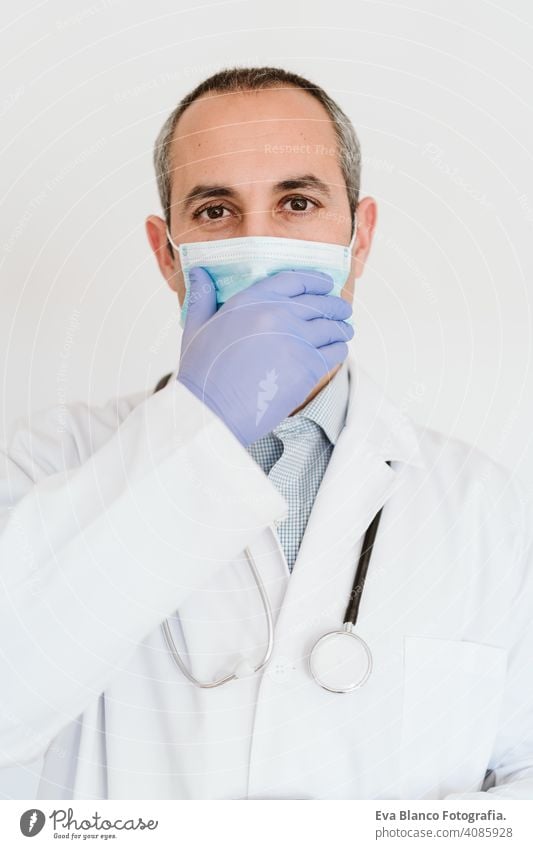 Porträt von kaukasischen Arzt mit Schutzhandschuhen und Maske. Chinesisches Corona-Virus-Konzept. 2019-nCoV stoppen Hand Mann professionell Krankenhaus arbeiten
