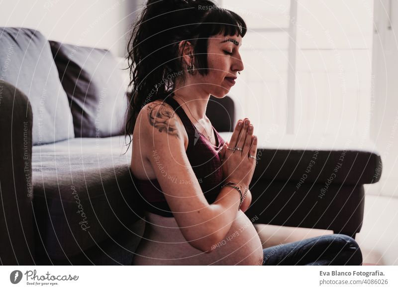 junge schwangere Frau zu Hause übt Yoga Sport. gesunden Lebensstil heimwärts Gesundheit Lifestyle Kaukasier Kindererziehung Schwangerschaftsbeulen Unebenheiten