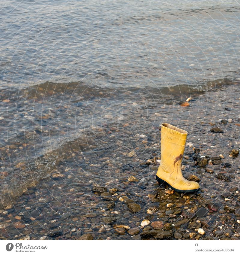 strandgut Natur Erde Wasser Wellen Küste Flussufer Strand Rhein Bekleidung Schuhe Stiefel Gummistiefel gelb geheimnisvoll skurril Stein verloren Strandgut 1
