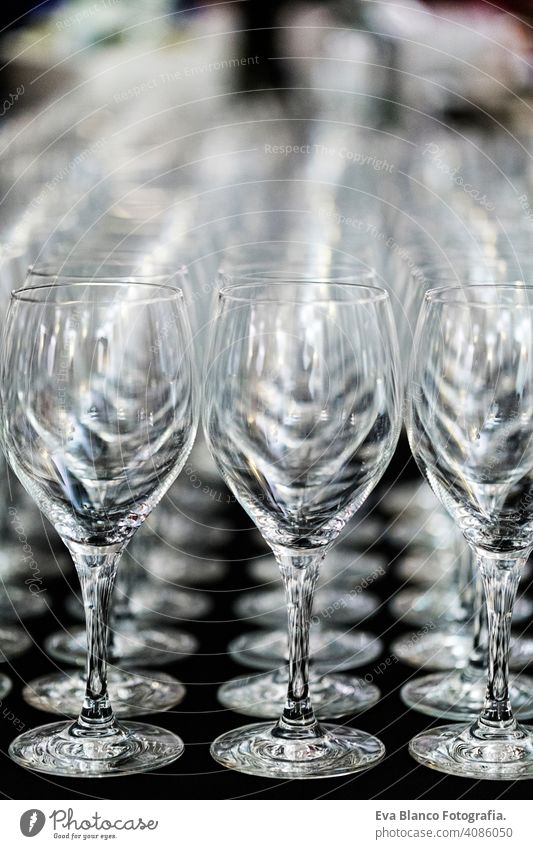 Weinglas bei der Ausstellung auf dem Tisch. Hochzeitsdekoration Wiederholung Restaurant Glas Zuprosten Feier Alkohol leer trinken Reihe Muster Menschen niemand