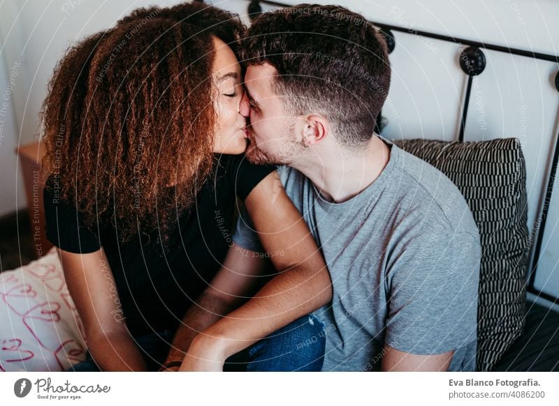 glückliches Paar in der Liebe zu Hause. Afroamerikanische Frau und kaukasischen Mann. ethnische Liebe Konzept Afroamerikaner heimwärts Bett im Innenbereich