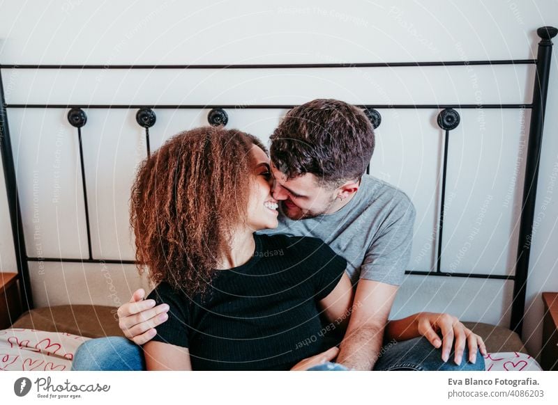 glückliches Paar in der Liebe zu Hause. Afroamerikanische Frau und kaukasischen Mann. ethnische Liebe Konzept Afroamerikaner heimwärts Bett im Innenbereich
