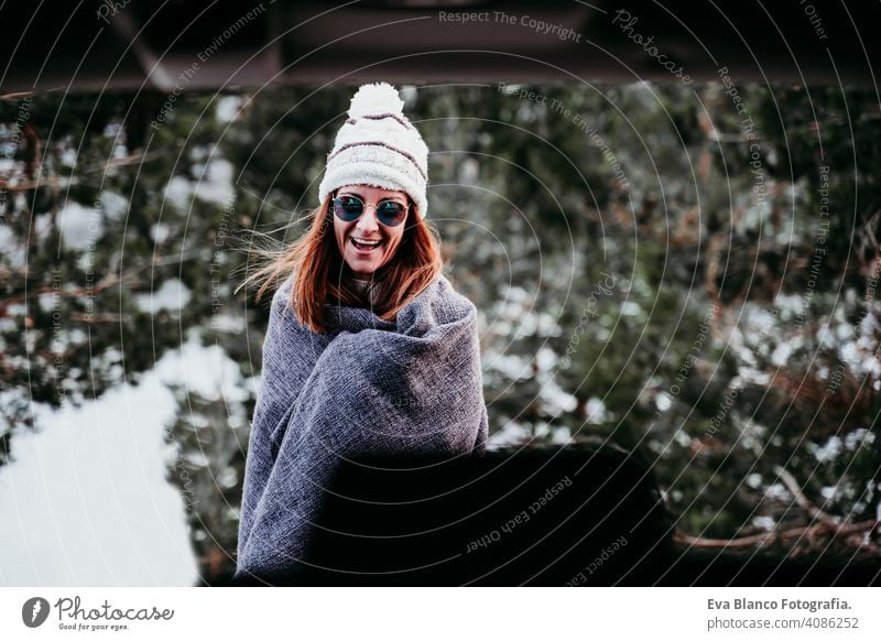 Porträt im Freien am Berg von junger Frau in Winterkleidung Schnee Wald Hut Decke modern sich[Akk] entspannen Natur genießen grün kalt Hipster PKW Fernweh eine