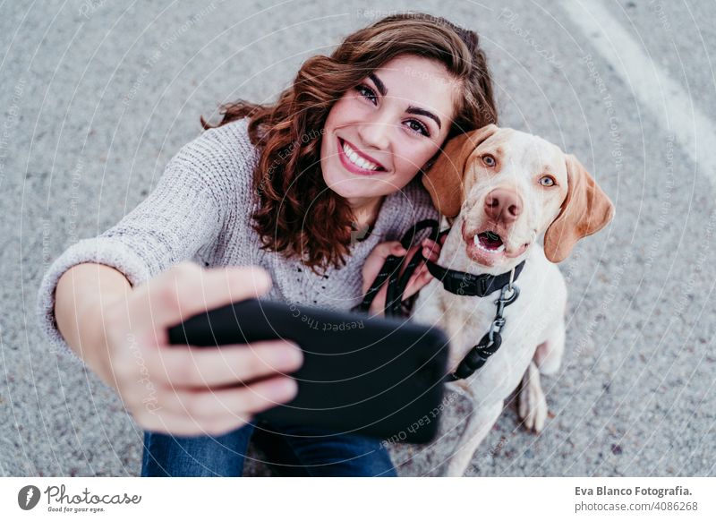 junge Frau nimmt ein Selfie mit Handy mit ihrem Hund an der Straße. Herbstsaison Bild Foto unter Technik & Technologie Park im Freien Liebe Haustier Besitzer