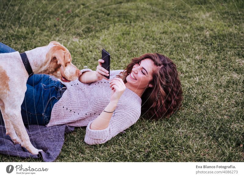 junge Frau nimmt ein Selfie mit Handy mit ihrem Hund im Park. Herbstsaison Bild Foto unter Technik & Technologie im Freien Liebe Haustier Besitzer sonnig schön