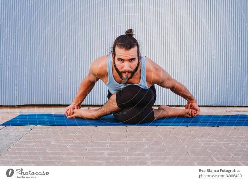 mann in der stadt, der yoga-sport betreibt. blauer hintergrund. gesunde lebensweise Yoga Mann Sport Gesundheit im Freien Großstadt Blauer Hintergrund muskulös