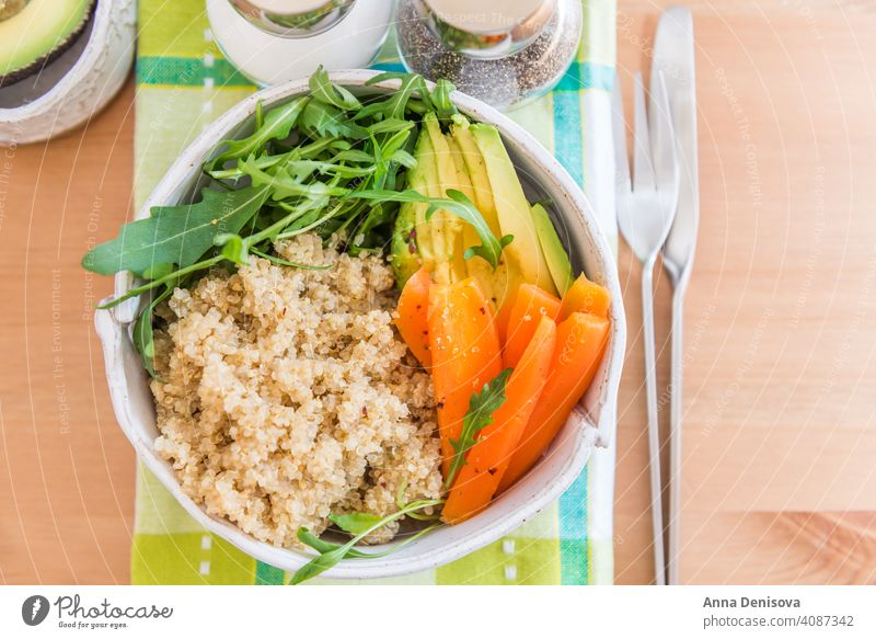 Gesundes Detox-Dinner mit Quinoa, Karotten, Avocado und Rucola sa Abendessen Gesundheit Entzug Möhre Rucolasalat Olivenöl balsamisch Dressing Lebensmittel