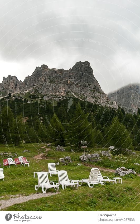 Liegestühle im Hochgebirge Urlaub Berge u. Gebirge Alpen Ferien & Urlaub & Reisen Wolken Gipfel Landschaft Tourismus Menschenleer Panorama (Aussicht) Felsen