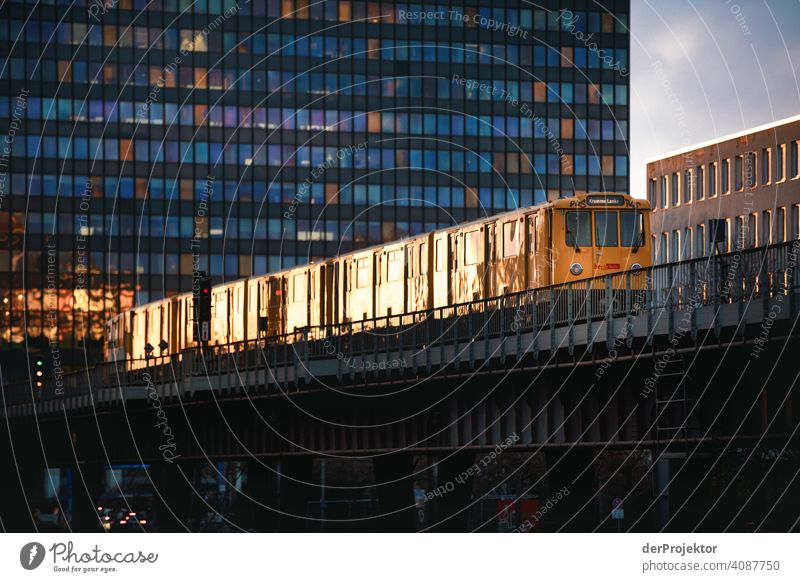 U-Bahn-Zug im Sonnenuntergang III Berlin Joerg Farys NGO-Fotograf dieProjektoren Zentralperspektive Starke Tiefenschärfe Gegenlicht Sonnenstrahlen Sonnenlicht