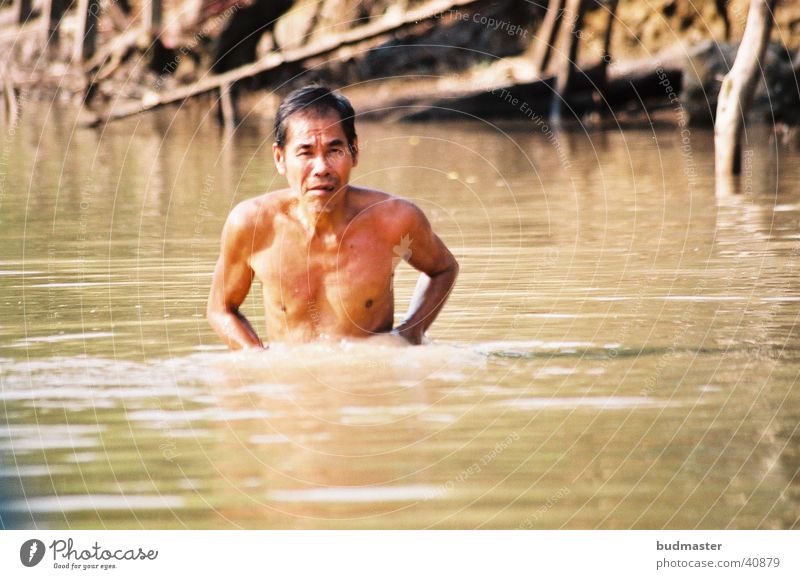 mekongman Vietnam Badewanne Seife Mann Mekong Wasser Waschen Sauberkeit dreckig brühe