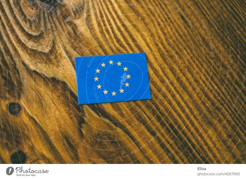 Flagge der Europäischen Union auf Holz Europa europäisch Europaflagge EU Fahne Europäische Union Europafahne Symbol Gemeinschaft blau Sterne Politik & Staat