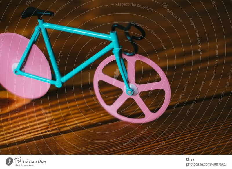 Buntes Fahrrad. Fahrradfahren Hipster Modell Miniatur pink türkis Rennrad bunt