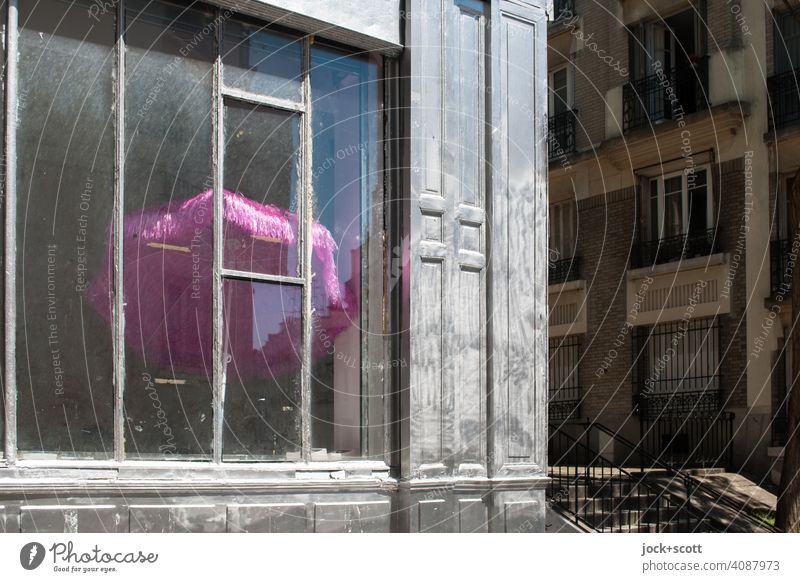le magasin, Sonnenschirm pink Hawaii Ladengeschäft Paris Frankreich Fassade gestrichen silber Franse Treppengeländer Glasscheibe retro Hip Architektur silbern