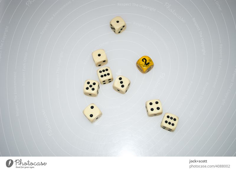 9 Spielwürfel mit dem Ergebnis 30 Würfeln Ziffern & Zahlen Glücksspiel 6-seiten Endsumme Resultat nebeneinander Freizeit & Hobby Punkte Reflektion