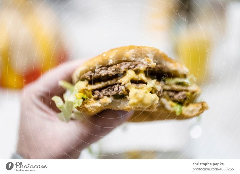 Hamburger in Hand Fastfood Ernährung Ich-Perspektive Egoperspektive pov Lebensmittel Fleisch Mittagessen ungesund Cheeseburger Burger Snack Nahaufnahme Mahlzeit