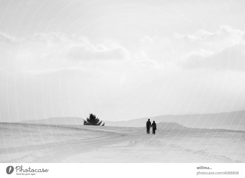 Zu zweit im Einklang mit der Natur Paar Hand in Hand Hügel Spaziergang gemeinsam Ausflug sandig Landschaft Zusammensein minimalistisch sw Textfreiraum