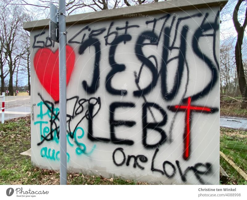 Graffiti auf einem Trafohäuschen...  Jesus lebt, One Love, Gott liebt Dich, Der Teufel auch... Herz und Kreuz in rot Jesus Christus Symbole & Metaphern