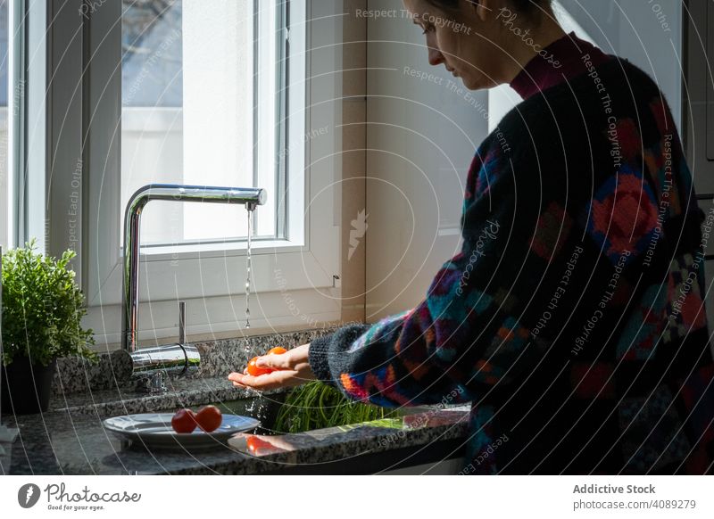 Frau wäscht Tomate über Waschbecken Wäsche waschen Wasser Küche heimwärts Wasserhahn frisch reif Gemüse Lebensmittel Gesundheit Sauberkeit nass Diät Bestandteil