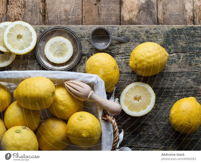 Zitronen und Reibahle auf Holzbrett gelegt Frucht Zitrusfrüchte gelb Lebensmittel trinken natürlich Saft Sommer Vitamin Gesundheit frisch Entzug Scheibe Essen