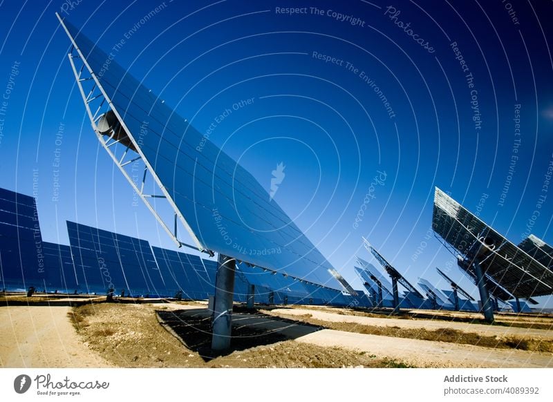 Sonnenkollektoren gegen blauen Himmel solar Paneele Kraft Station reflektierend Photovoltaik wolkenlos sonnig Feld Zellen tagsüber Energie Elektrizität