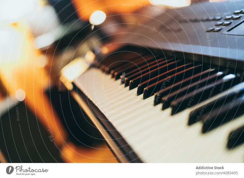 Klaviertastatur in einem Studio spielen Musik Instrument elektrisch Musiker Klang Keyboard Pianist Klassik Technik & Technologie Gerät Apparatur Drahtlos