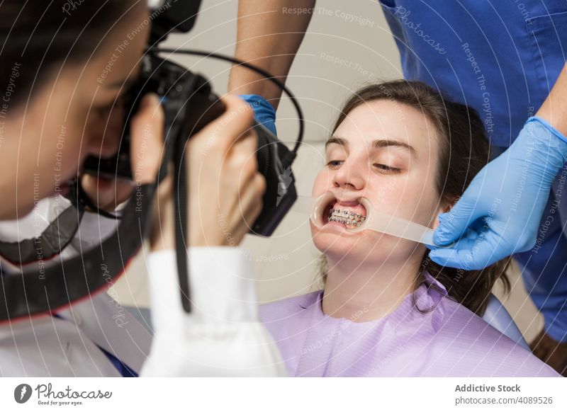 Konsultation des Zahnarztes Kaukasier Klinik Behandlung Gesundheit Hygiene geduldig jung Check-up Menschen Arzt attraktive Frau mündlich Medizin medizinisch