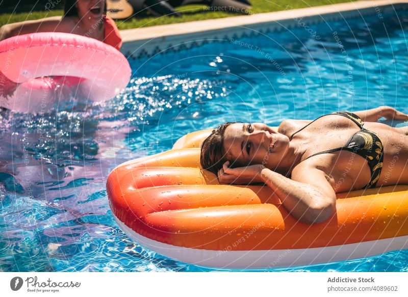 Junge Frau entspannt im Pool mit Freunden Menschen Resort Spaß haben Urlaub Sommer Feiertage entspannend Schwimmsport im Freien jung Freizeit Menschengruppe