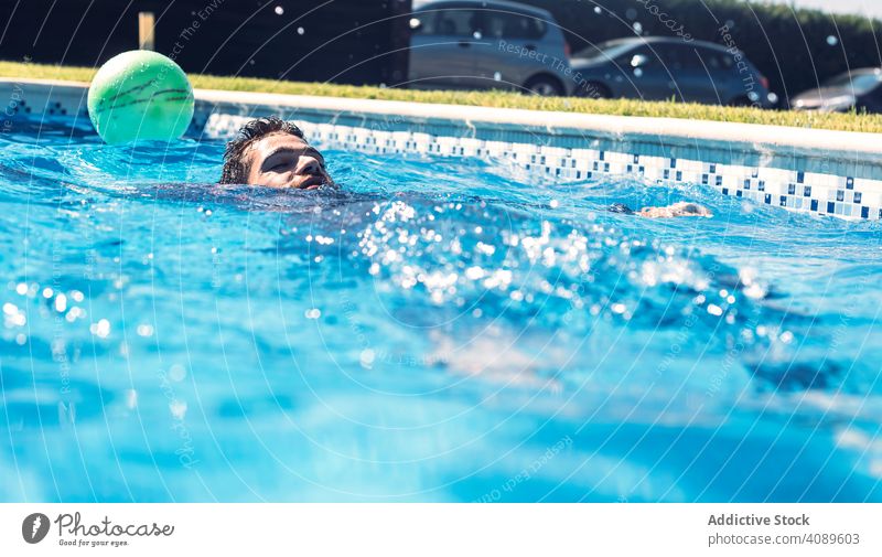Mann schwimmt im Schwimmbad Pool posierend Wasser Sommer nass schwimmen Freizeit Urlaub Porträt Menschliches Gesicht Schwimmsport Schwimmer Ausschau haltend