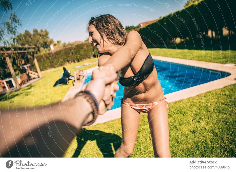 Frau hält von anonymen Mann mir folgen Pool spielerisch heiter Sommer Ferien sorgenfrei Paar Jugend Zusammensein Spaß Lachen Spielen Erholung tropisch Freizeit