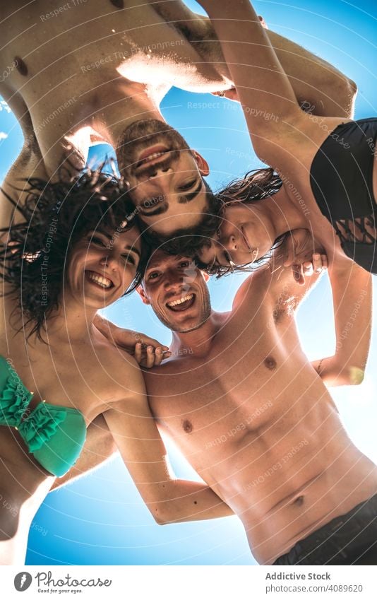 Freunde umarmen posieren für Foto Sommer Urlaub Spaß Freizeit Fröhlichkeit Bikini Lachen Zusammensein Party heiter Freundschaft Feiertage Sonne freudig Resort