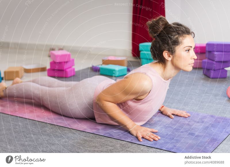 Junge attraktive Frau übt Yoga im Innenbereich praktizieren jung beweglich sportlich konzentriert Pose Lügen Sportbekleidung brünett Erholung Meditation Fitness