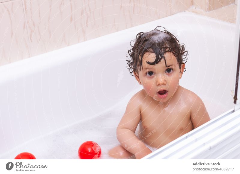 Lustiges Baby nimmt ein Bad nass Dusche lustig heimwärts wenig Pflege Kind bezaubernd niedlich Gesundheit Baden gemütlich Hygiene Freude Unschuld Vergnügen