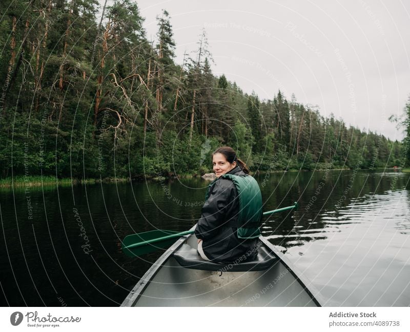 Frau Bootfahren auf Wald Fluss in Finnland reisen Lifestyle Sommer Urlaub Ruder Rettungsweste jung Wasser Spaß Menschen Abenteuer Tourismus schön Natur Glück