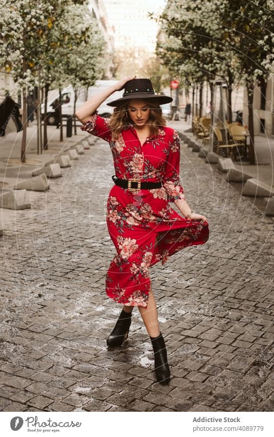 Trendy Dame zu Fuß auf alten Bürgersteig Frau laufen Straßenbelag stylisch sinnlich Großstadt Weg jung Outfit Hut Kleid gealtert antik Fußgänger trendy elegant