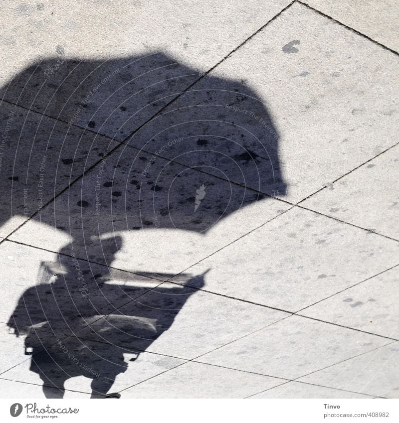 schwarzweißgrau | und über Berlin war der Himmel blau Platz Marktplatz Schattenspiel Bodenplatten Sonnenschirm Regenschirm Wetterschutz Würstchenverkäufer