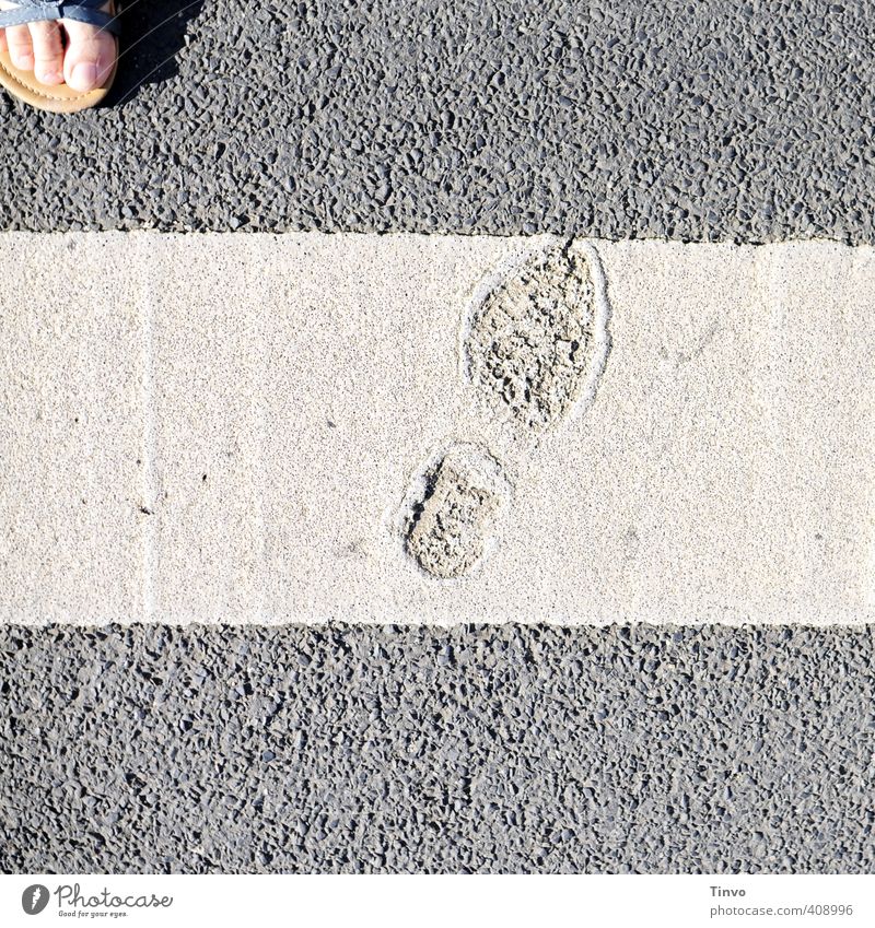 Schuhabdruck auf Fahrbahnmarkierung Verkehrswege Straßenverkehr Fußgänger grau einzigartig Missgeschick Zehen Fußspur Spuren Asphalt Gedeckte Farben