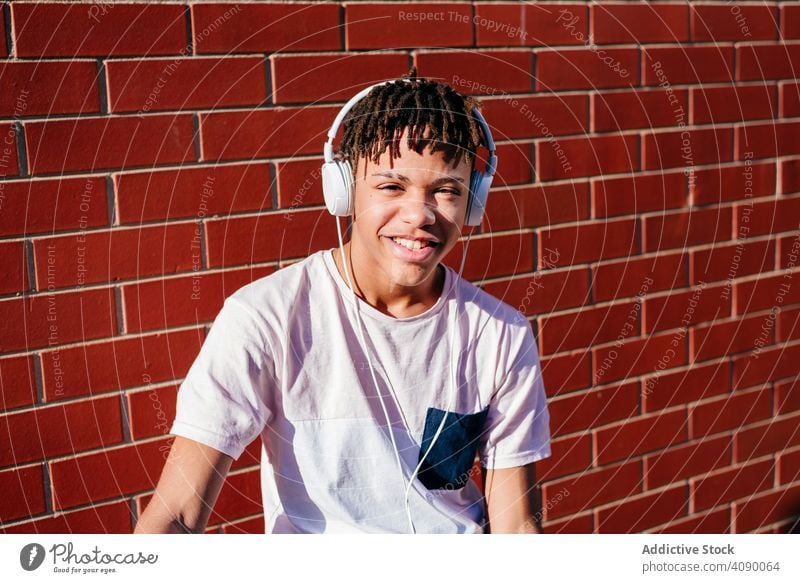 Junge glückliche schwarze männliche hören Musik mit Smartphone auf dem Fahrrad Mann Kopfhörer Browsen benutzend sich[Akk] entspannen Glück Hipster Lifestyle