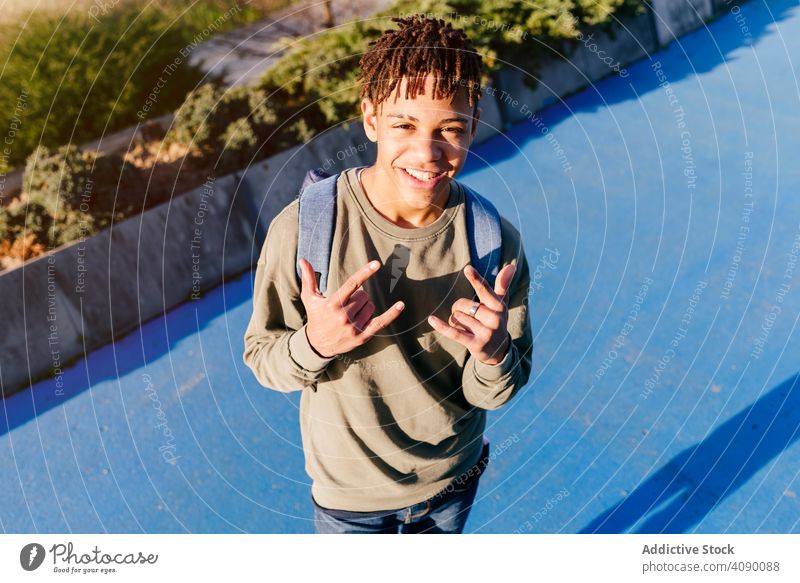 Junger afroamerikanischer Mann zeigt Shaka-Handzeichen Glück zeigend Shaka-Zeichen schwarz Lächeln Großstadt Hipster jung Afroamerikaner männlich ethnisch