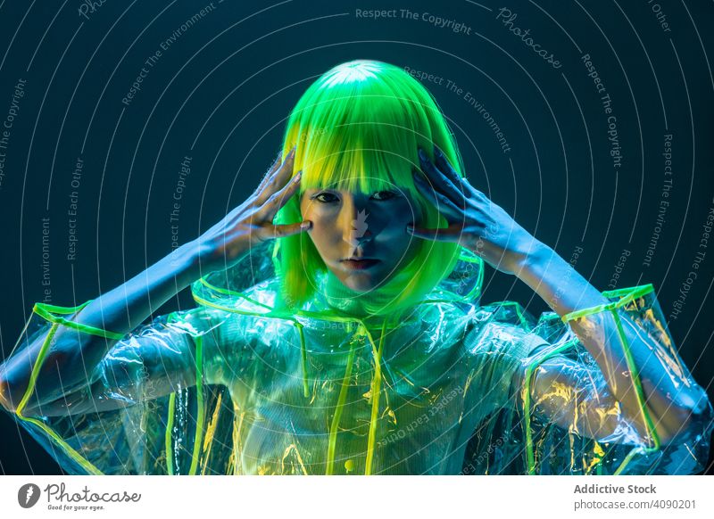 Asiatische Frau posiert im fluoreszierenden Licht posierend jung asiatisch Lifestyle Model futuristisch Disco glühen neonfarbig schön Farbe Nacht hell Kunst