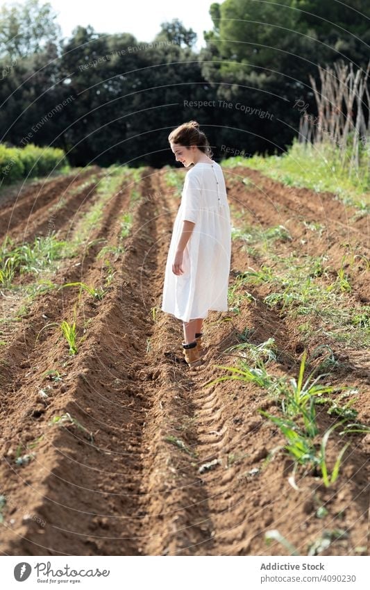 Anonymer Teenager, der auf einem Bauernhoffeld spazieren geht Feld laufen Sprossen Ausgewogenheit Sommer Natur ausgestreckte Arme sonnig tagsüber Katalonien
