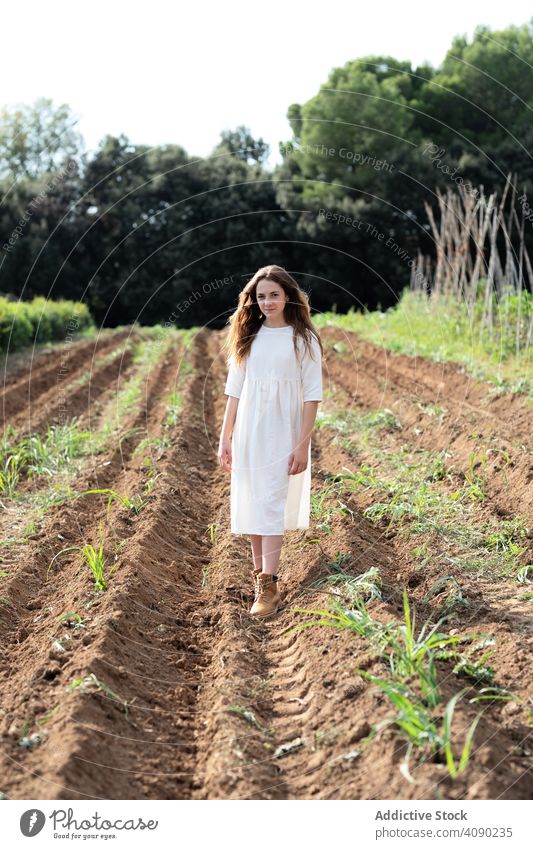 Teenager zu Fuß auf Bauernhof Feld laufen Sprossen Sommer Natur sonnig tagsüber Katalonien Spanien Anoia Mädchen jung ländlich rustikal Ackerbau Sämlinge