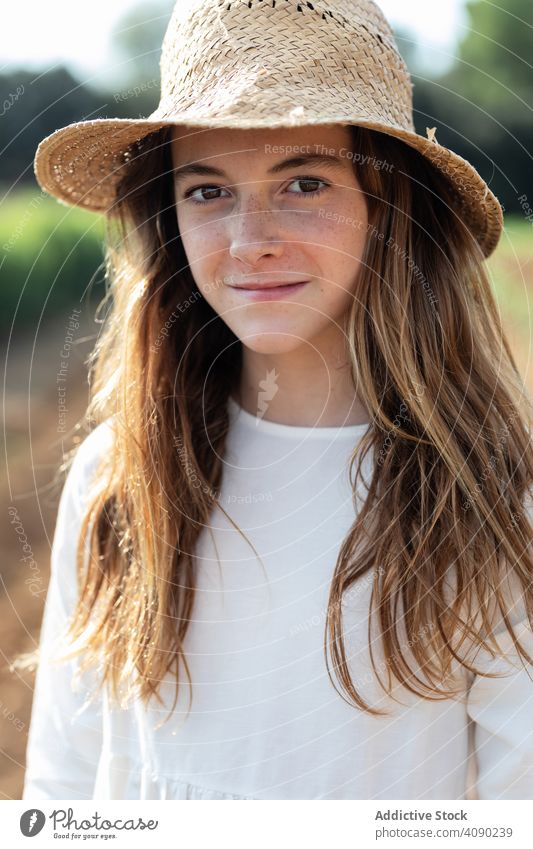 Porträt von Teenager mit Hut auf eingereicht in die Kamera schauen Feld Bauernhof Sprossen Sommer Natur sonnig tagsüber Katalonien Spanien Anoia Mädchen jung