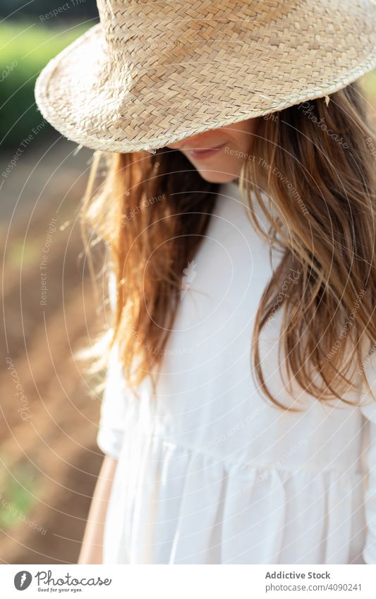 Porträt eines anonymen Teenagers mit Hut auf eingereicht Feld Bauernhof Sprossen Sommer Natur sonnig tagsüber Katalonien Spanien Anoia Mädchen jung ländlich