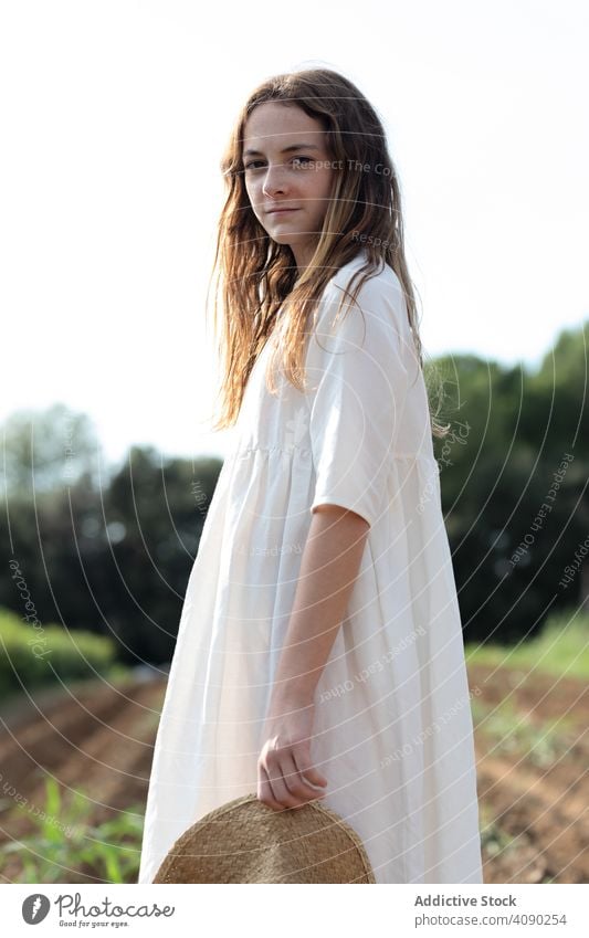 Porträt von Teenager auf Bauernhof Feld Hut selbstbewusst Stehen Sprossen Sommer Natur sonnig tagsüber Katalonien Spanien Anoia Mädchen jung ländlich rustikal