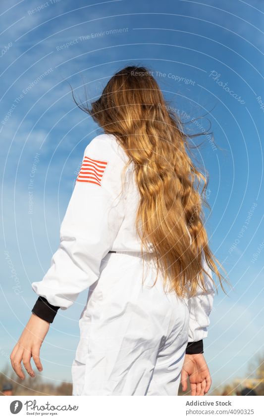 Fröhliche Teenager Rückenansicht tragen amerikanische Uniform Mädchen Himmel Wolken sonnig tagsüber Glück aufgeregt heiter Freude Lifestyle Freizeit ruhen
