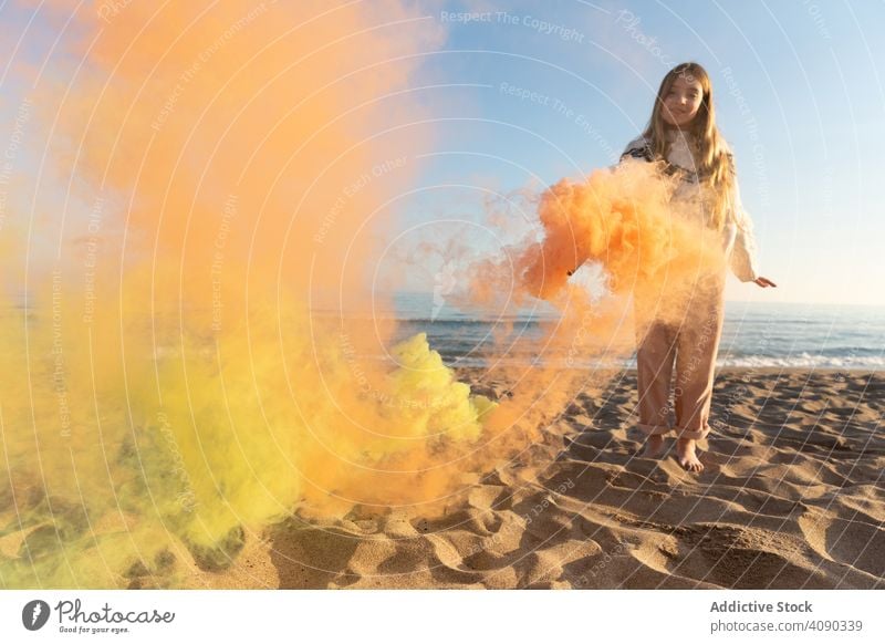Teenager-Mädchen mit Rauchzeichen am Strand signalisieren farbig Lächeln MEER Sand Wellen Lifestyle Freizeit ruhen sich[Akk] entspannen lässig stylisch trendy