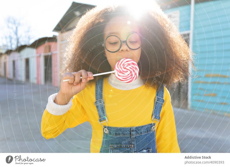 Afroamerikanisches Mädchen isst großen Lutscher Afrikanisch Amerikaner schwarz Essen Lollipop hübsch niedlich süß Lebensmittel schön geschmackvoll genießend