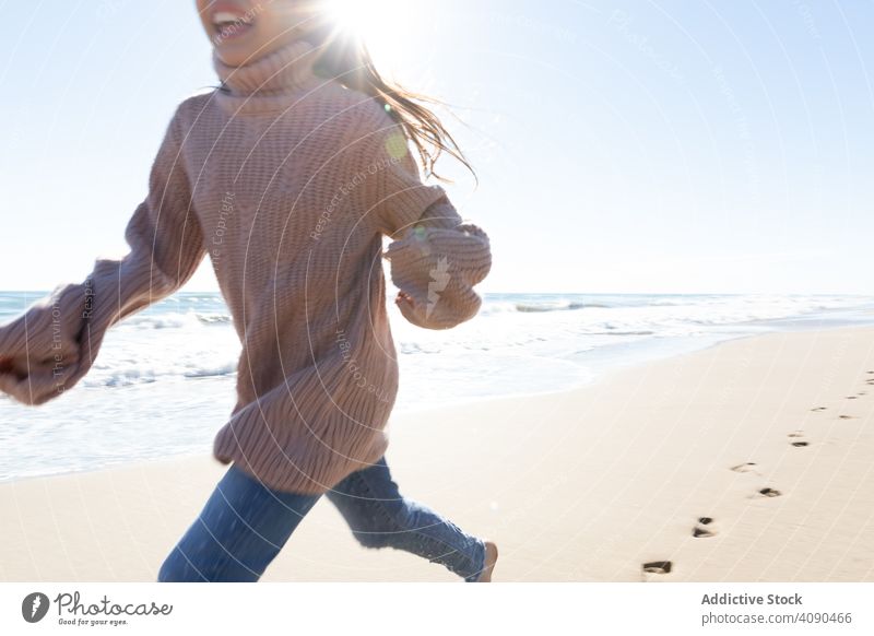 Ernte Mädchen läuft am Strand rennen MEER Wellen Barfuß Fußspuren sonnig tagsüber Freiheit sorgenfrei Lifestyle Freizeit Kind Teenager Wasser Meer Energie