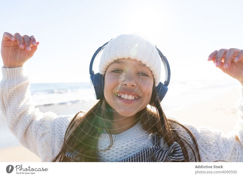 Mädchen hört Musik in der Nähe von Meer hören Strand Smartphone benutzend MEER Lächeln Wellen Kopfhörer Hut lässig Kind Teenager sich[Akk] entspannen ruhen