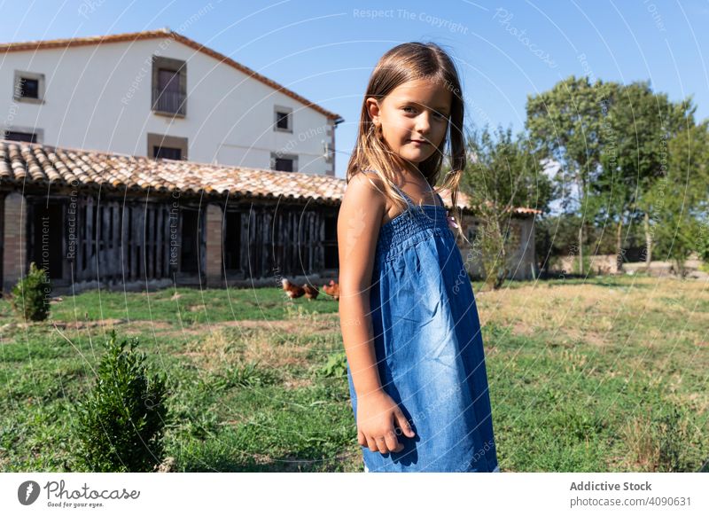 Kleines Mädchen stehend auf Bauernhof Sommer Urlaub Freizeit Feiertage Hof Haus schön Natur Glück Feld Gras Menschen Land hübsch ländlich niedlich Kind